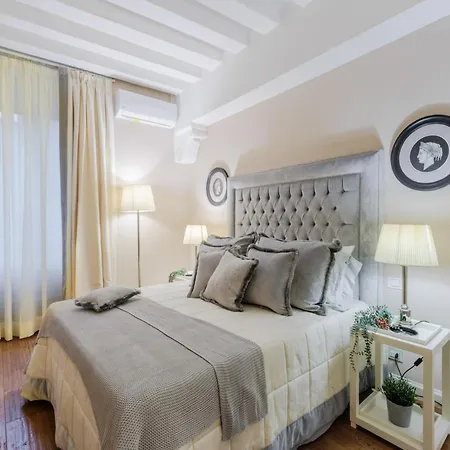 Elegant Retreat In The Heart Of לוקה