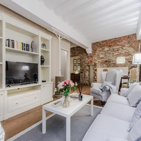 Elegant Retreat In The Heart Of דירה
