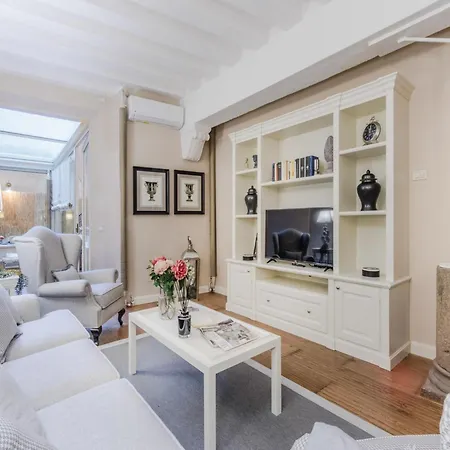 Elegant Retreat In The Heart Of דירה לוקה