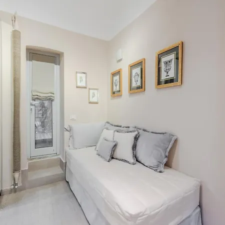 Elegant Retreat In The Heart Of דירה