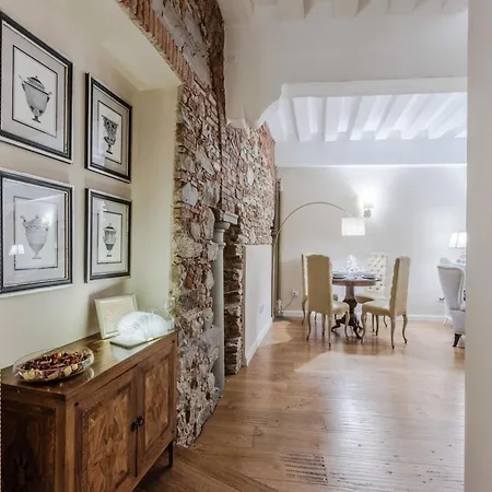 Elegant Retreat In The Heart Of לוקה