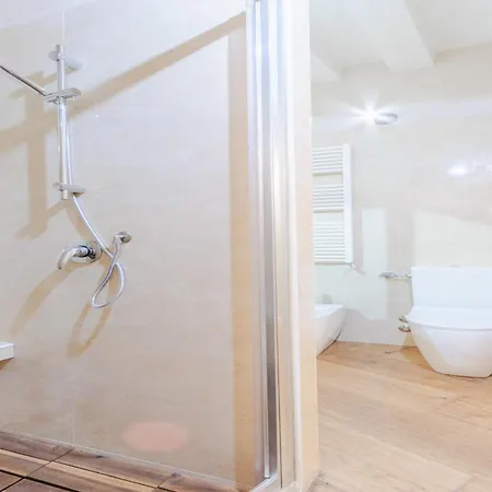 Elegant Retreat In The Heart Of דירה *