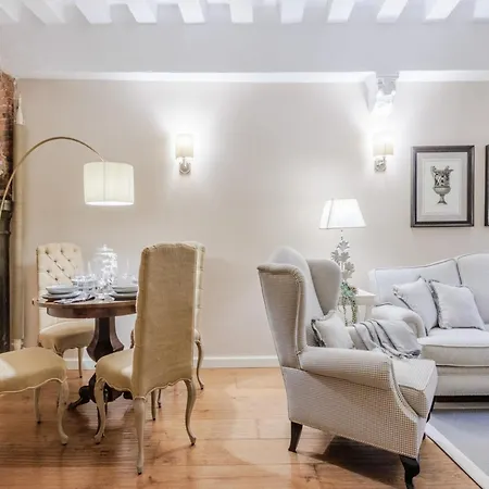 Elegant Retreat In The Heart Of דירה
